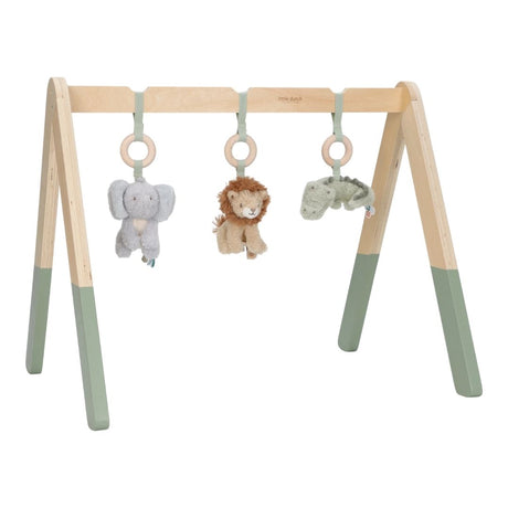 aktivitetsstativ til baby 0-6 måneder med safaridyr, babygym i træ med grønne ben og tre dyr at udforske: elefant, løve og krokodille. Fra Little Dutch.