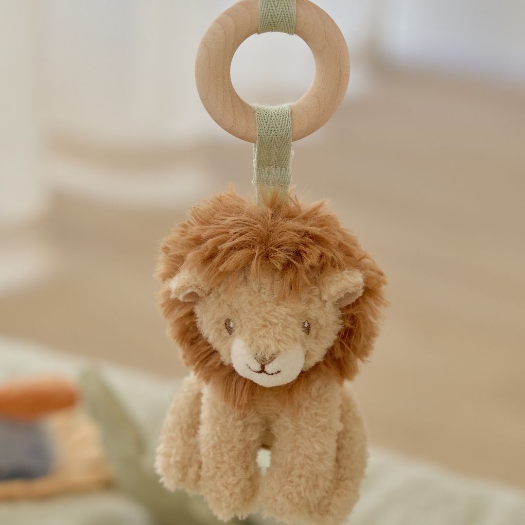 løve legetøj som følger med aktivitetsstativ til baby 0-6 måneder med safaridyr, babygym i træ med grønne ben fra Little Dutch.