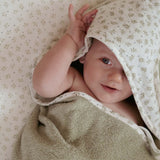 Badehåndklæde | Økologisk frotté, grøn: Baby i blødt håndklæde med hætte, trygt svøbt efter bad.