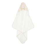 Badehåndklæde i økologisk frotté, hvidt med hætte og kant med print, perfekt til at svøbe baby efter badet.