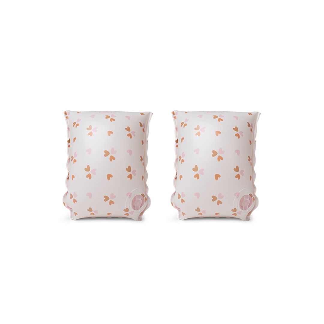 to hvide badevinger med små rosa hjerter og rosa inderside, passer børn fra 0-2 år eller op til 15 kilo, med to luftkamre for ekstra sikkerhed.