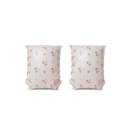 to hvide badevinger med små rosa hjerter og rosa inderside, passer børn fra 0-2 år eller op til 15 kilo, med to luftkamre for ekstra sikkerhed.