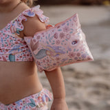 Svømmevinger rosa med havfruer, alder 2-6 år fra little Dutch. Her set på arm.