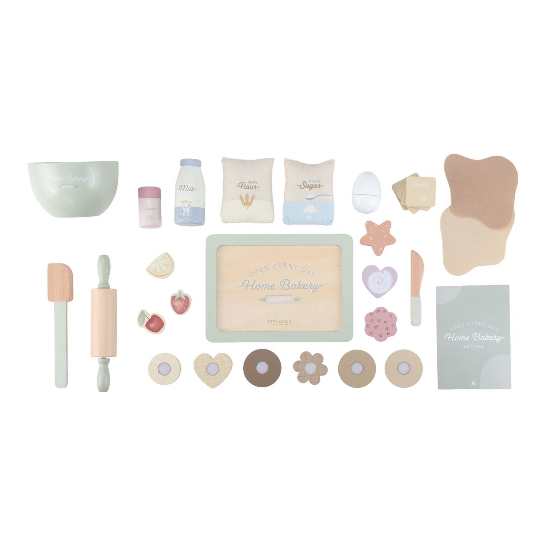 Dele fra bagersæt i træ med bakke, kagerulle skål, ske og masser af ingredienser som mel, sukker, mælk, æg, kager og småkager, her set på hvid baggrund. Perfekt legesæt til fantasi og rolleleg, passer sammen med legekøkken i samme serie fra Little Dutch