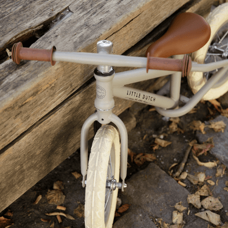 oliven-grøn løbecykel til børn fra 2 til 5 år fra little dutch hos nordicsimply 