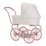 Romantisk barnevogn til dukke. Med rosa stel og hvidt betræk med små blomster. Flot dukkevogn til ture med dukke både ude og inde, fra Little Dutch, fås hos Nordic Simply