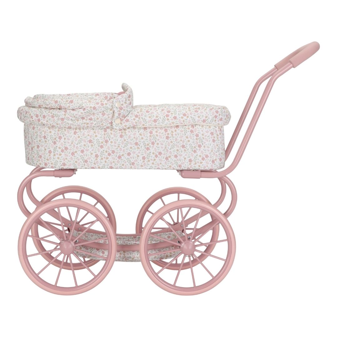 Barnevogn til dukke. Med rosa stel og hvidt betræk med små blomster. Flot dukkevogn til ture med dukke både ude og inde, fra Little Dutch, fås hos Nordic Simply, her set med kalechen slået ned.