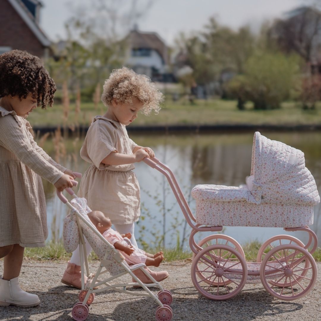 To piger på gåtur med barnevogn til dukke og paraplyklapvogn til dukke, fra Little Dutch, fås hos Nordic Simply