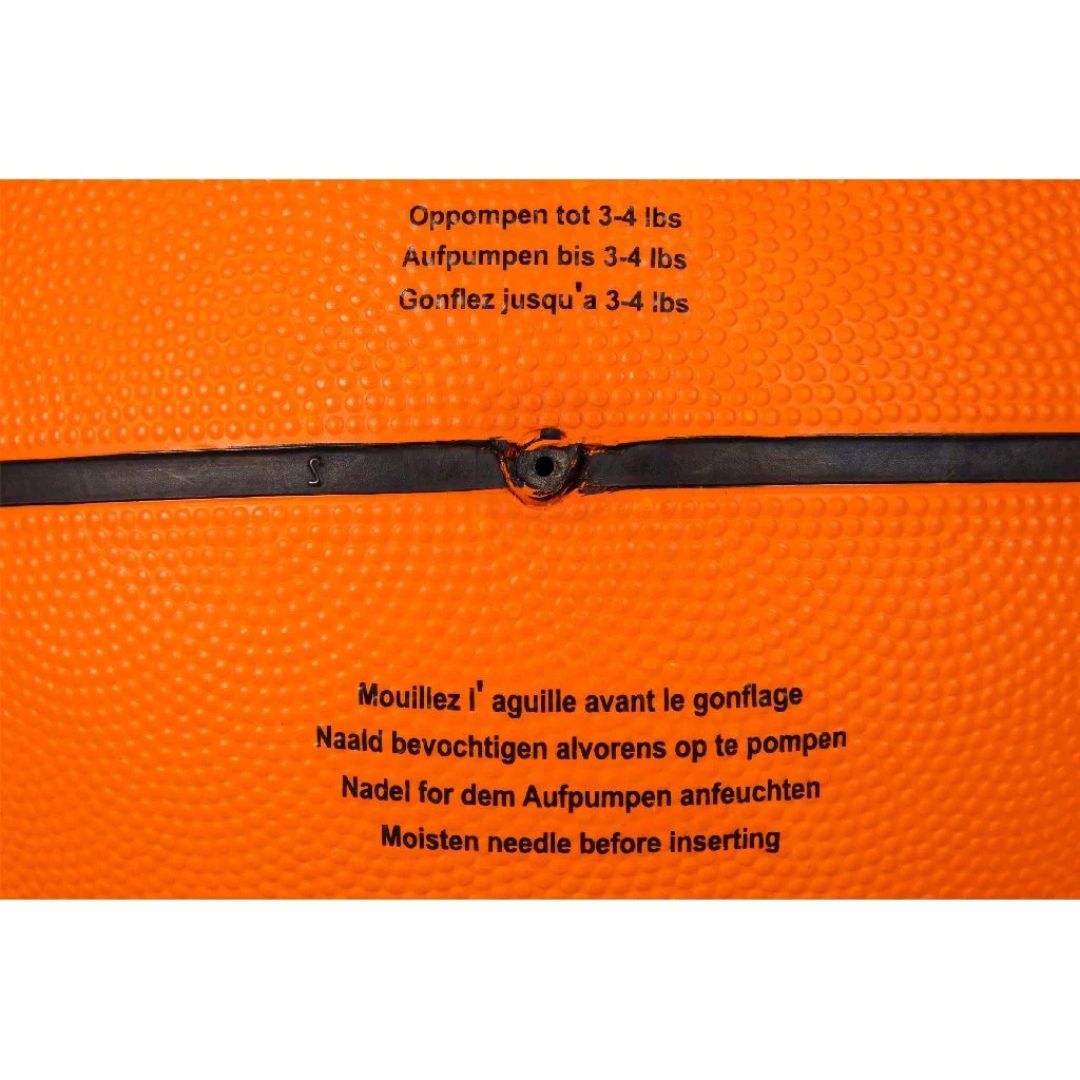 Basketball i officiel størrelse, orange med sort tekst til aktiv udeleg, her set tæt på med detaljer.