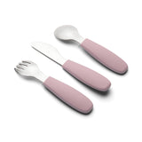 Blå bestiksæt, med gaffel, kniv og ske, i silikone og rustfrit stål til baby og barn. Her set bagfra.