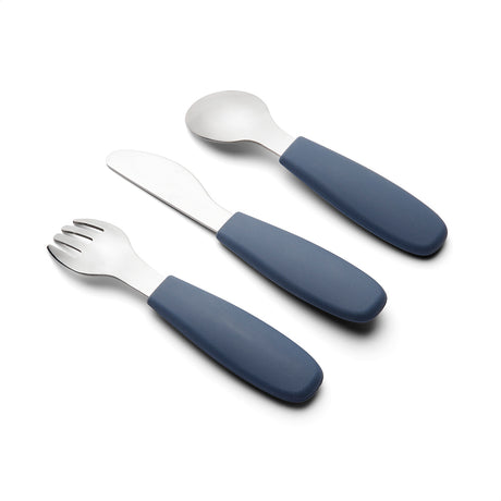 Blå bestiksæt, med gaffel, kniv og ske,set bagfra, i silikone og rustfrit stål til baby og barn.