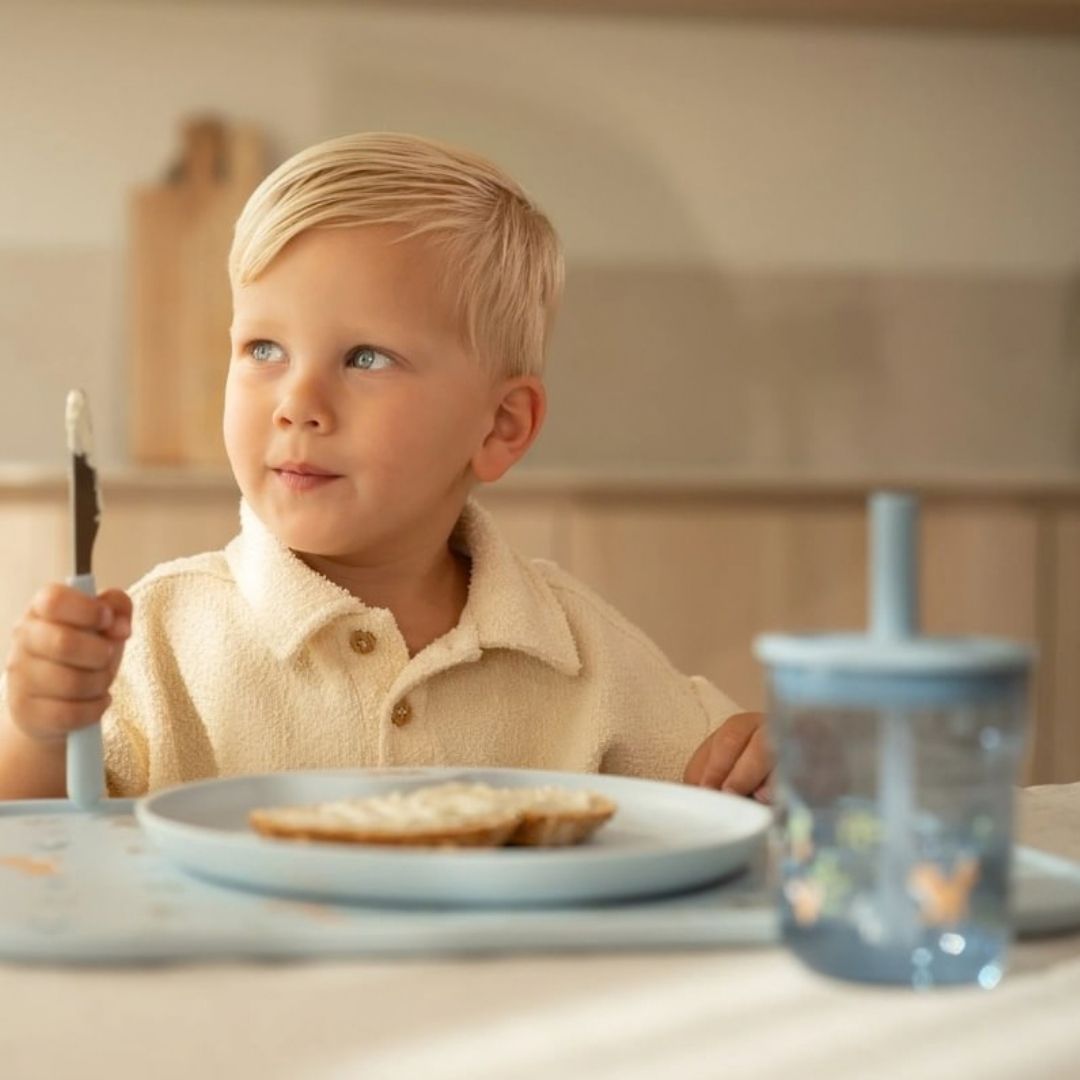 Dreng ved bord med blå børnebestiksæt i rustfrit stål med godt greb for små hænder fra Mepal x Little Dutch