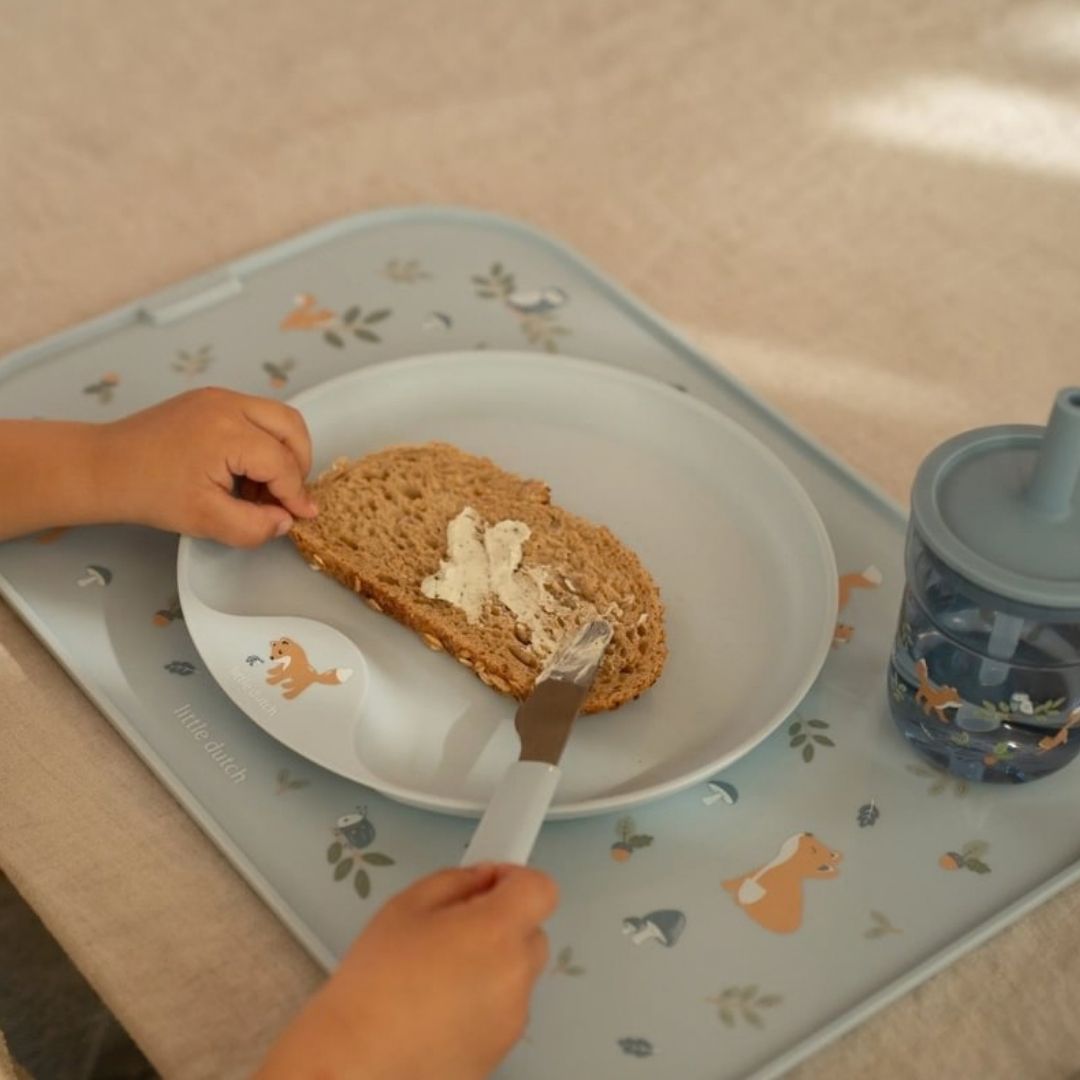 barnehænder smører mad med kniv fra blå bestiksæt i rustfrit stål, fra Mepal x Little Dutch