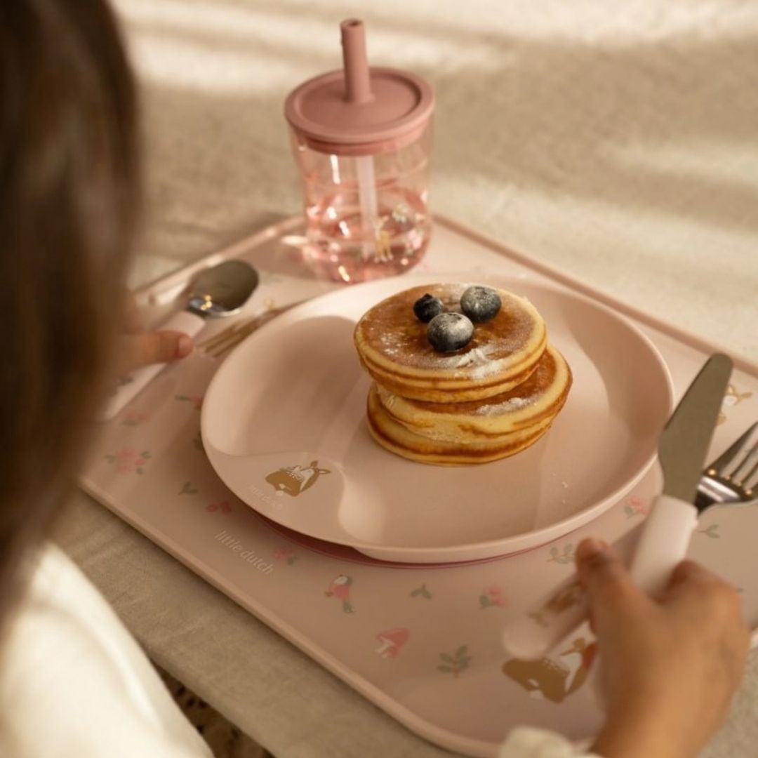 barn set bagfra spiser pandekager med rosa børnebestik fra Mepal x Little Dutch.