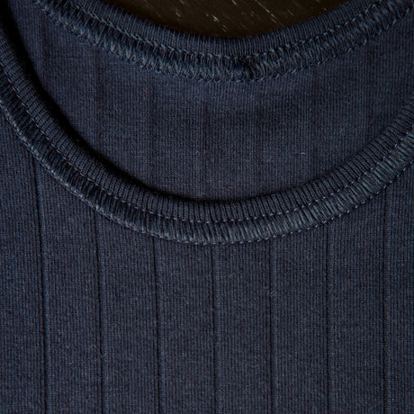 mørkeblå body med lange ærmer til baby set helt tæt på ved halsen. Joha baby body stocking i uld/silke med tynd stribe i stoffet. Farve navy.