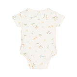 Hvid body med korte ærmer til baby med små motiver af safari og dyr fra savannen, blød økologisk bomuld fra Little Dutch. Her set bagfra.