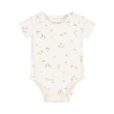 Hvid body med korte ærmer til baby med små motiver af safari og dyr fra savannen, blød økologisk bomuld fra Little Dutch.