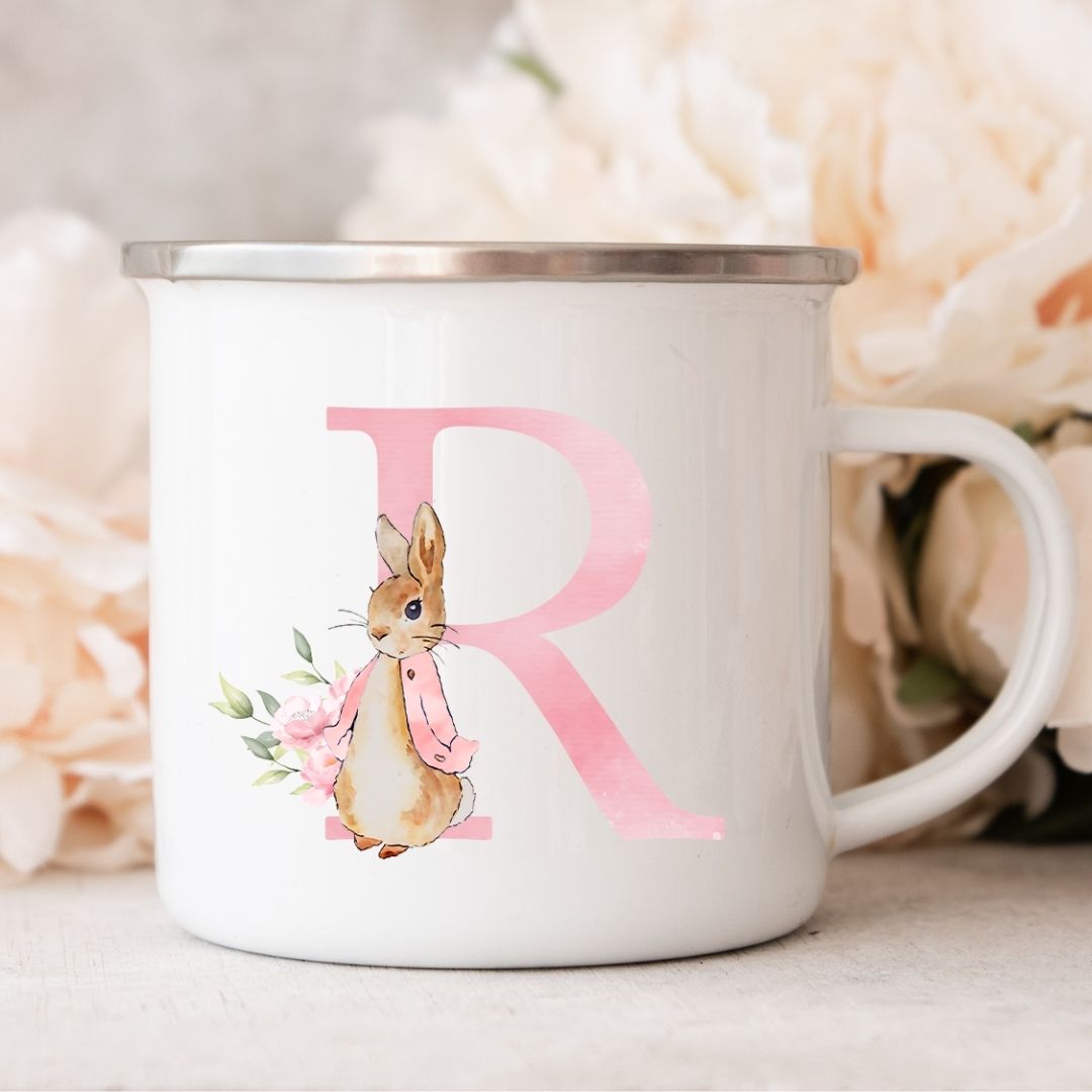 Hvid kop med stort R i rosa og sød kanin illustration. Personlig bogstavkop med R til baby, dåb og fødselsdag.