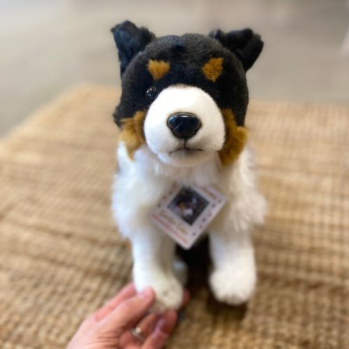 Sød Border Collie bamsehund fra Teddy Hermann i 30 cm, sidder og venter på kram og leg. Fås hos Nordic Simply.