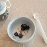 Skål til barn med motiv af ræv fra Mepal x Little Dutch. I skålen ligger blåbær.