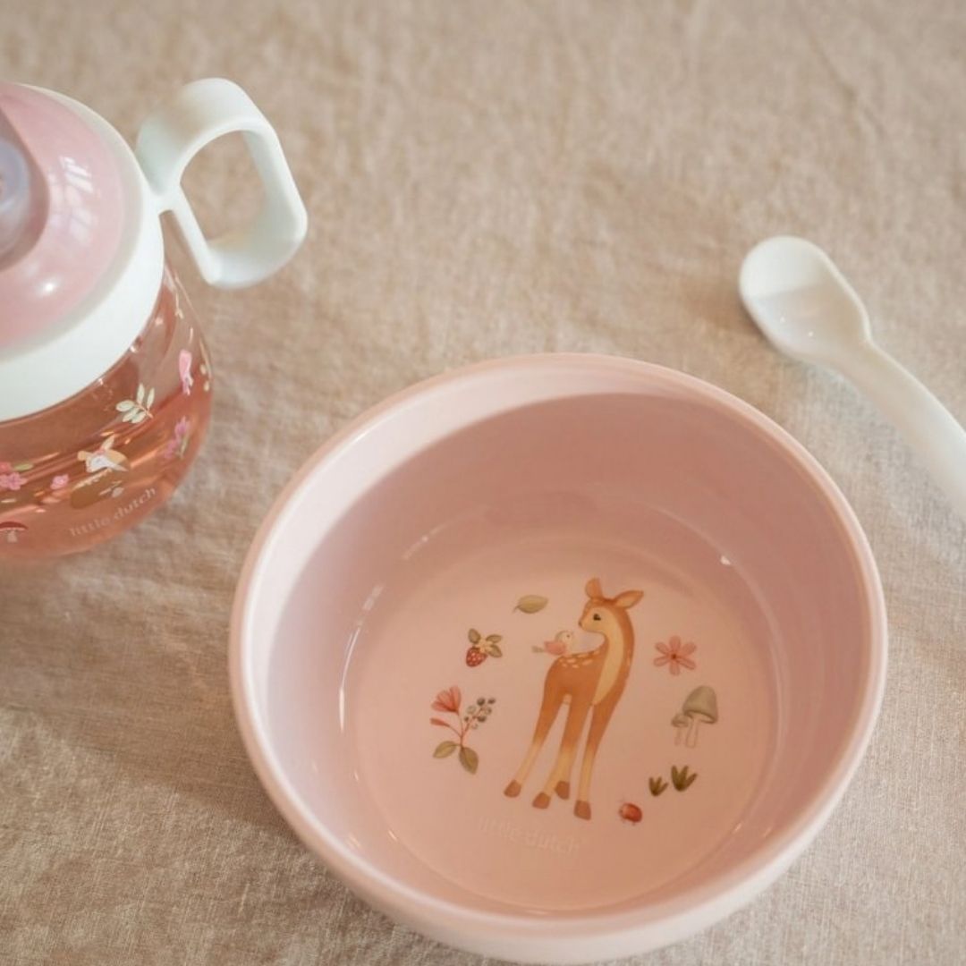 rosa børneskål med motiv af rådyr, set på bord sammen med ske og tudkop i samme serie fra Mepal x Little Dutch.
