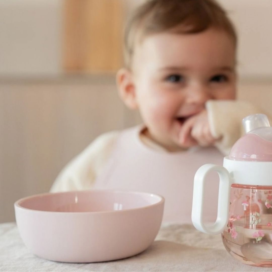 rosa skål set på bord med tudkop foran barn, spisesæt fra Mepal x Little Dutch. 