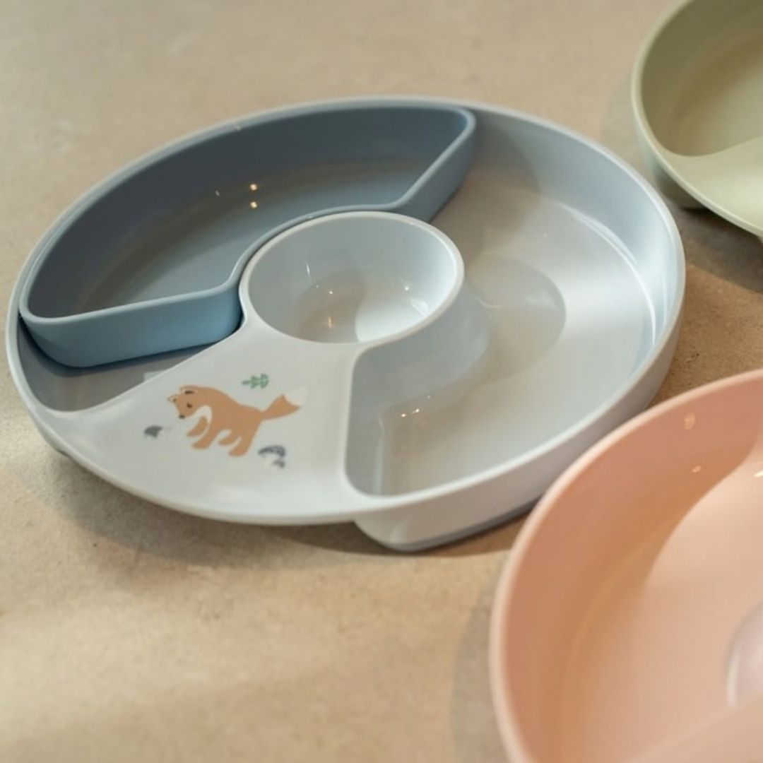 blå børnetallerken med rumopdeling fra Mepal x Little Dutch set på bord.