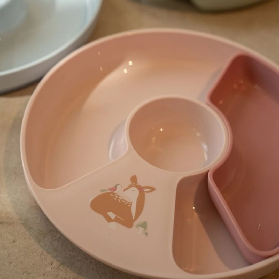 rosa børnetallerken med rumopdeling fra Mepal x Little Dutch set oppefra.