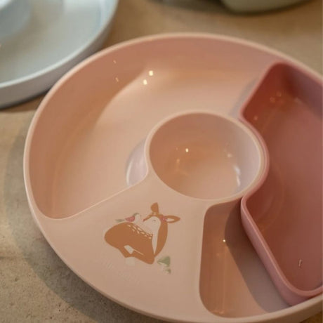 rosa børnetallerken med rumopdeling fra Mepal x Little Dutch set oppefra.