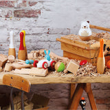 Bowling træ | Til sjove dyster - farverige trækegler og legetøj på en træbord med træspåner.