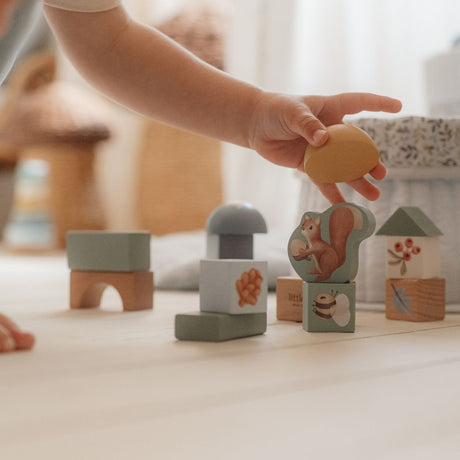 Barn bygger med blå træklodser og motiver af skovens dyr, sjov leg med Little Dutch byggeklodser.