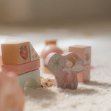 Rosa træklodser med fe og dyremotiver fra Little Dutch, perfekte til leg og fantasifulde konstruktioner.