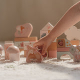 Barn leger med rosa træklodser og feer, FSC certificeret fås hos Nordic Simply