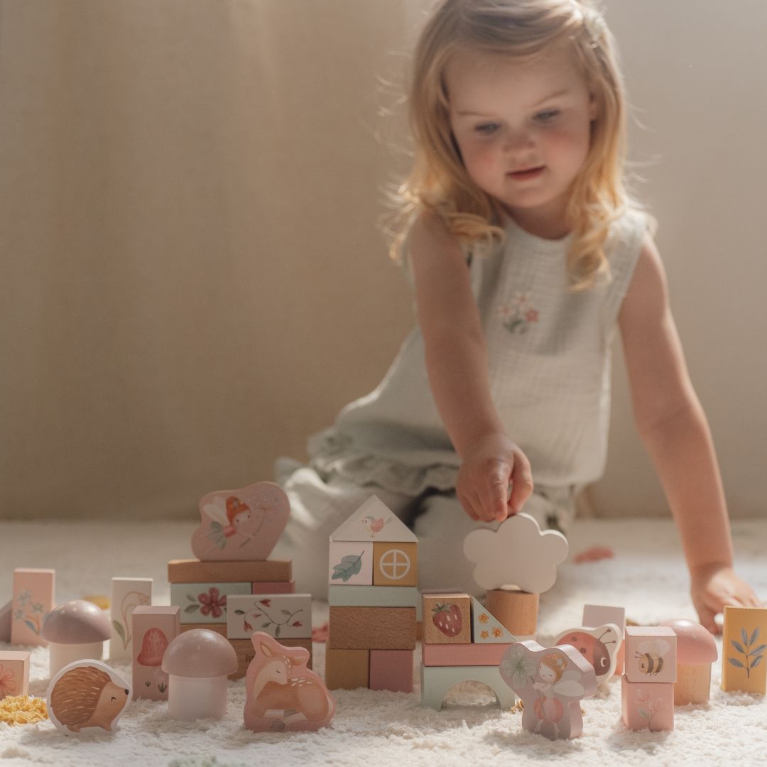 Barn li leg med rosa træklodser fra Little Dutch, stimulerer kreativitet og fantasi.
