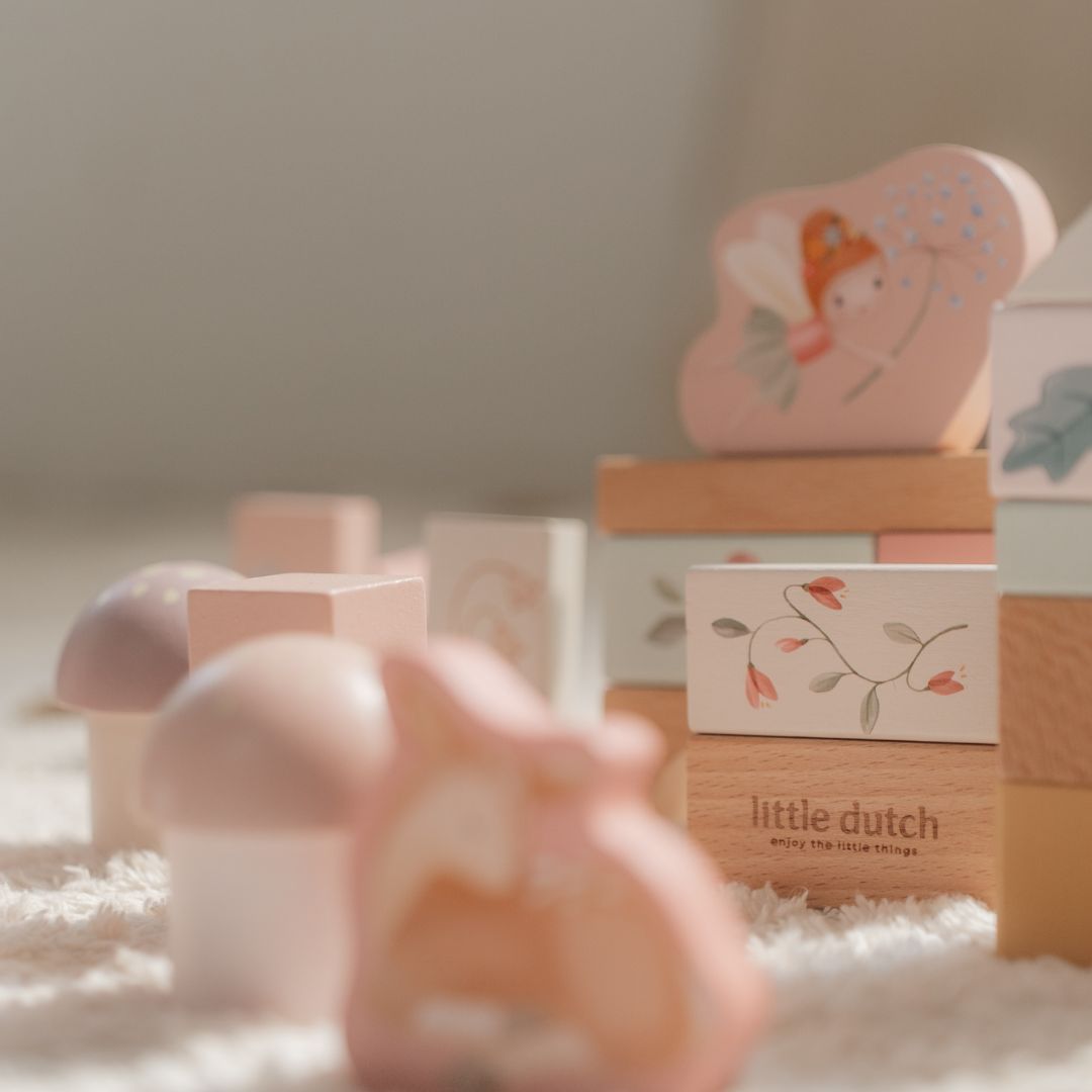 Byggeklodser i træ i rosa farver med motiver af feer og dyr, fra Little Dutch i praktisk spand.