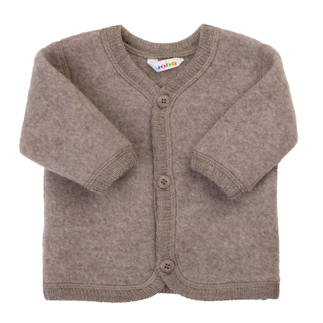 Blød lysebrun uld-cardigan, til baby og barn, med knapper foran. Perfekt cardigan til biltur og barnevogn.