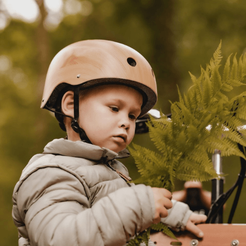 cykelhjelm til børn fra 4 til 8 år en letvægtshjelm i træ look hos nordicsimply