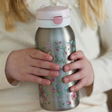 barnehænder holder om termoflaske i rustfrit stål med rosa låg og rosa motiver fra Mepal x Little Dutch