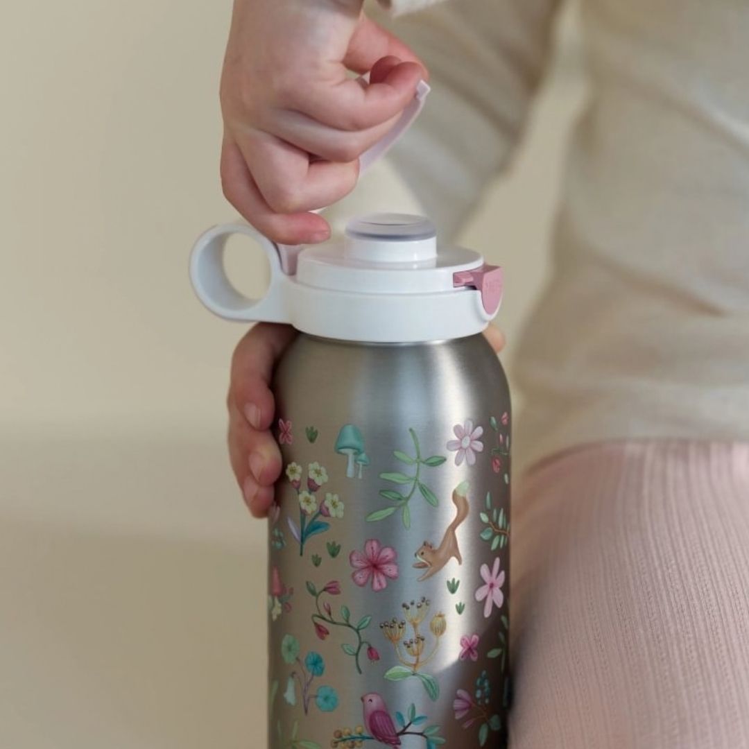 hænder åbner drikkeflaske i rustfrit stål med rosa låg og rosa motiver fra Mepal x Little Dutch