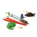 Mit drivhus - Dyrk egne planter indendørs. Her ses medfølgende tilbehør som pincet, frø, planteolie og basilikumblade.