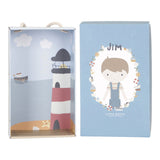 Dukke, Jim 50 cm. Blød slaske-dukke i flot gaveæske med fyrtårn og maritimt tema.