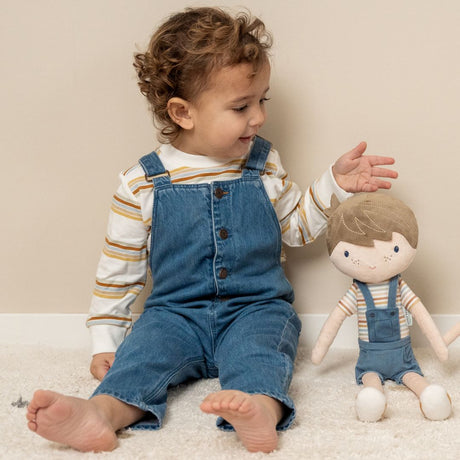 Dukke, Jim 50 cm - Blød slaske-dukke til leg med en glad dreng i denim overalls.