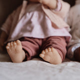 Dukke Lily med udstyr, 36 cm - Her ses hendes nuttede fødder.