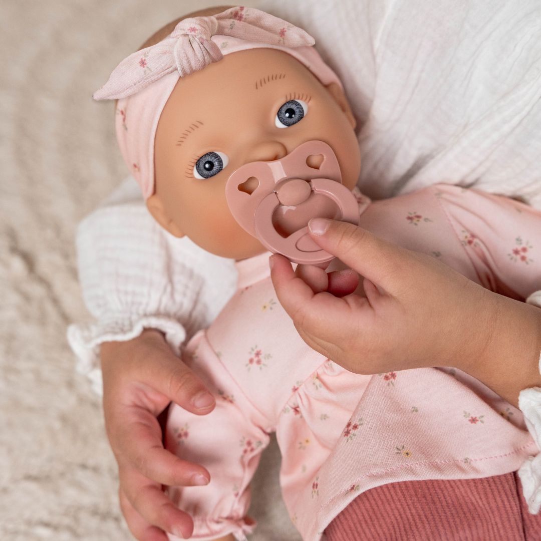 Babydukke Lily med sut som en sød følgesvend til leg og kram.