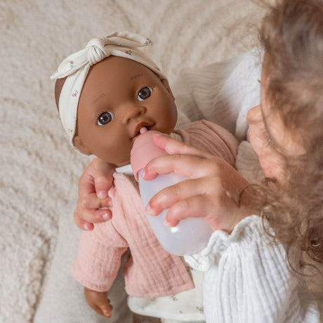 Dukke Noa med udstyr, 36 cm, legende barn giver sutteflaske til dukke.