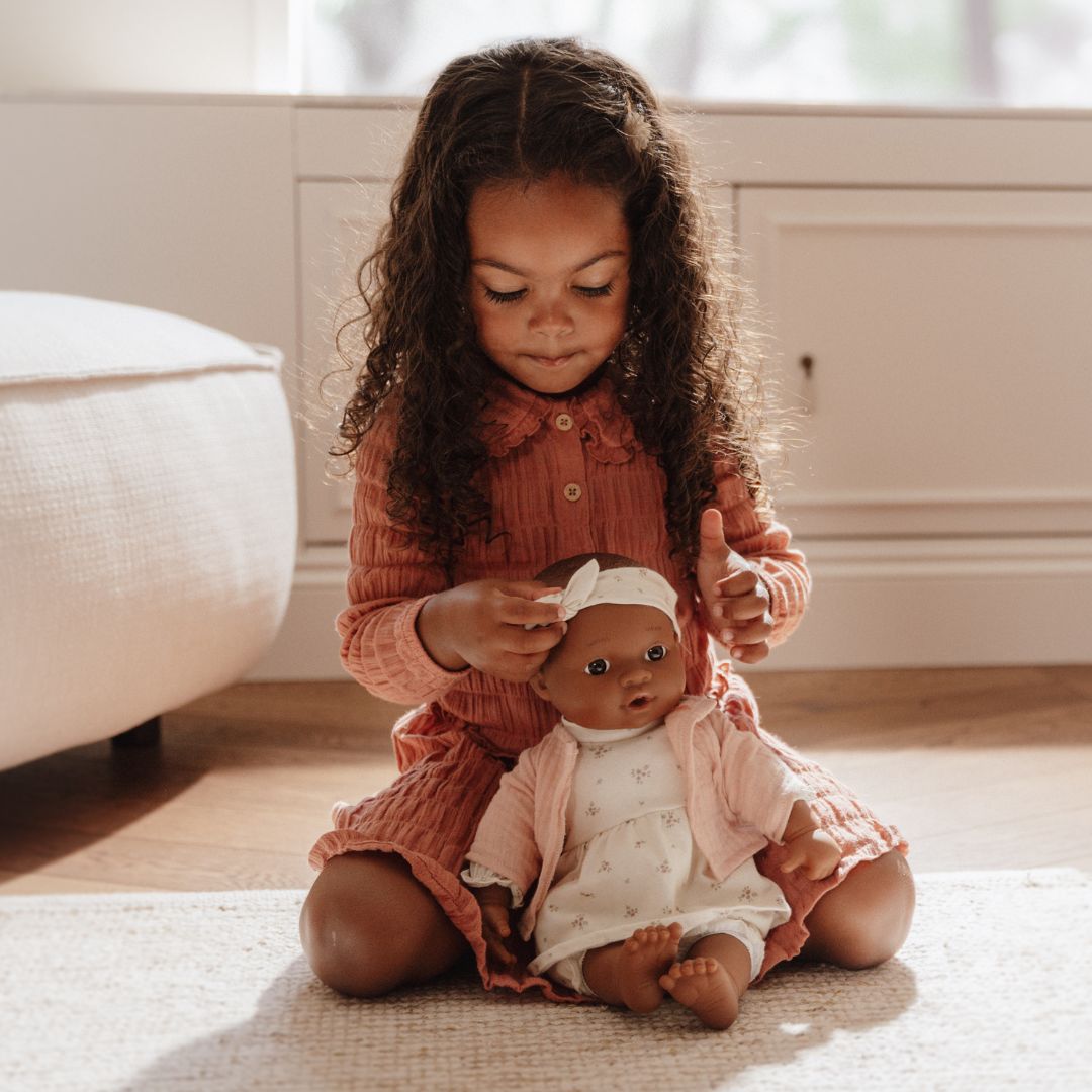 Dukke Noa med udstyr, 36 cm. Barn leger med yndig babydukke, klæder hende på og giver omsorg.