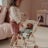 Dukke Noa med udstyr, 36 cm: Barn leger med dukke i klapvogn og giver den sutteflaske.