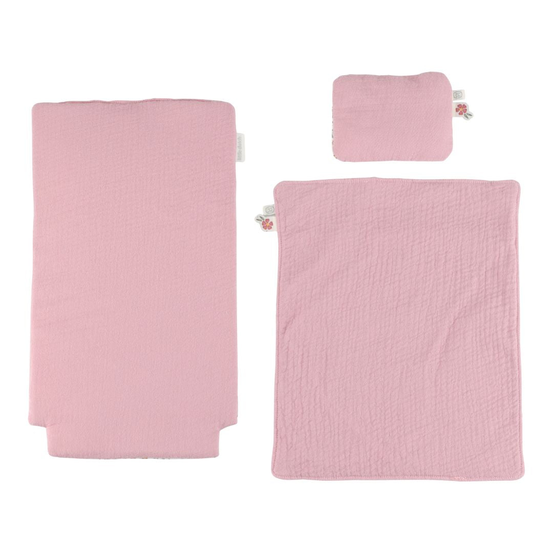 Rosa sengetøj og pude til rosa dukkevogn fra Little Dutch, perfekt til leg med  dukker og bamser.