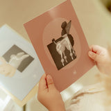 Barn holder kort med illustration af en hund og kanin, følger med dyrlægeklinik fra Little Dutch