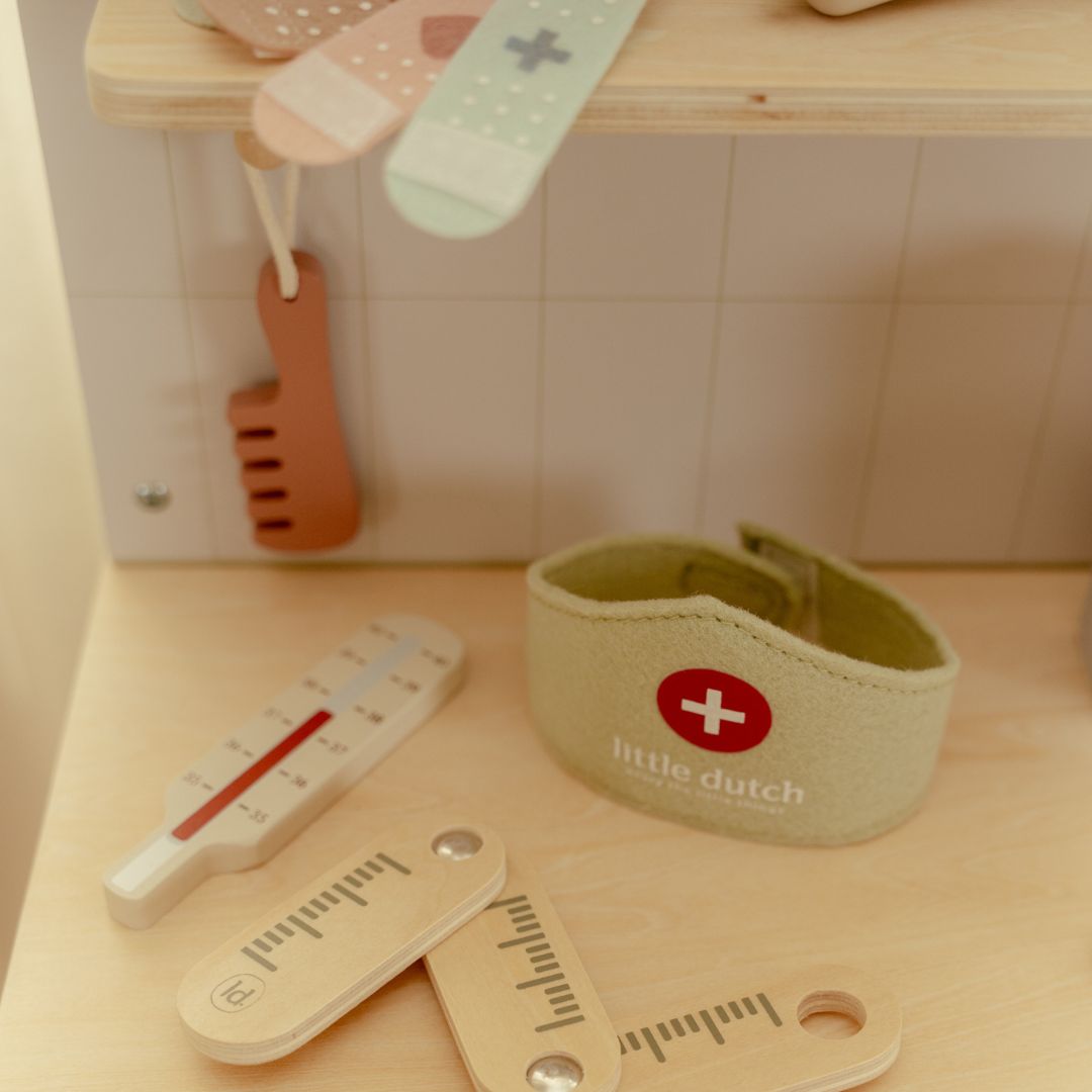 Udstyr der følger med Little Dutch's dyrlægeklinik i træ, her ses termometer, stetoskop og pandebånd